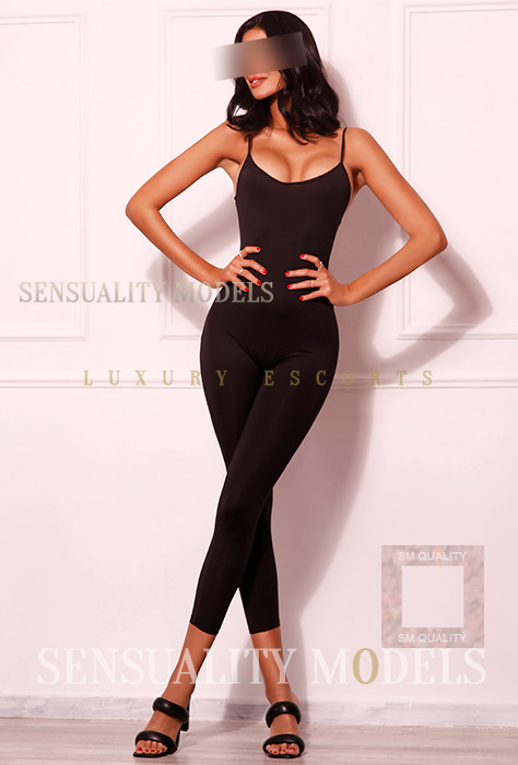 Monique joven alta y delgada